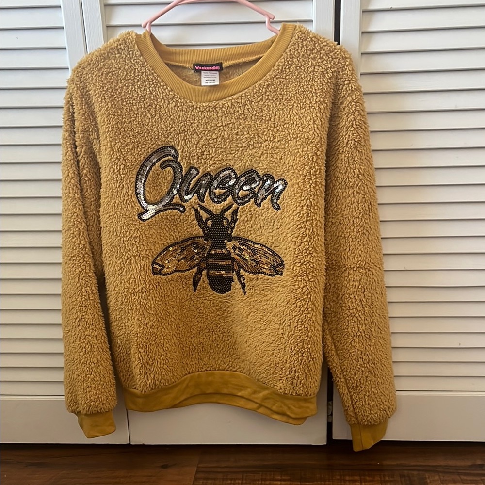 BRAND NEW (NWOT) Gold and Black Graphic Sweatshirt with Bee Design